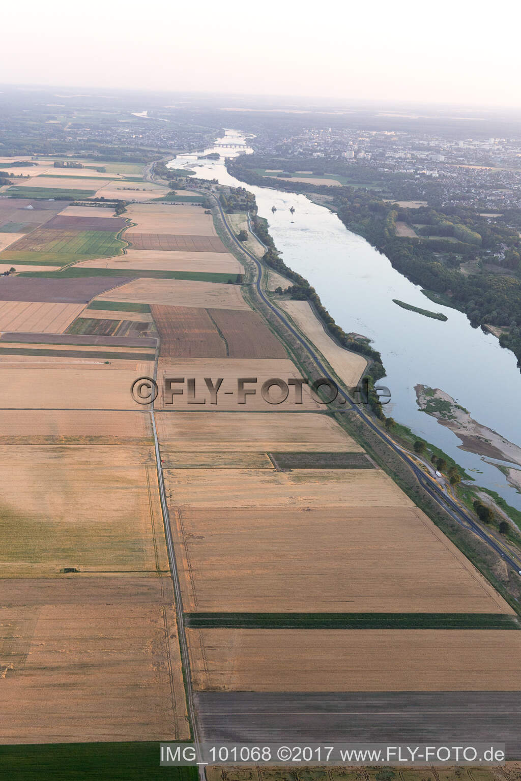 Drohnenbild von Menars im Bundesland Loir-et-Cher, Frankreich