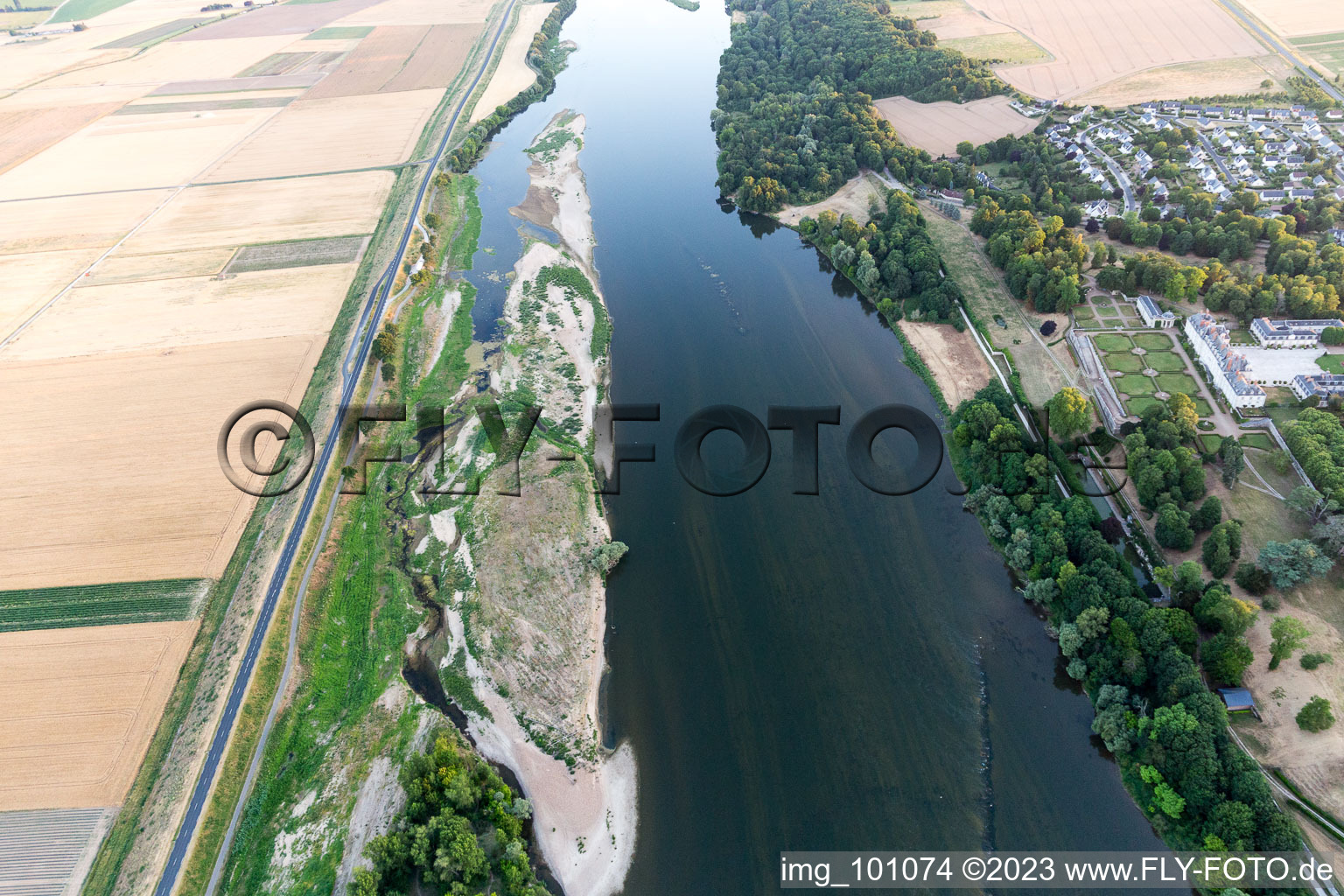 Menars im Bundesland Loir-et-Cher, Frankreich von der Drohne aus gesehen