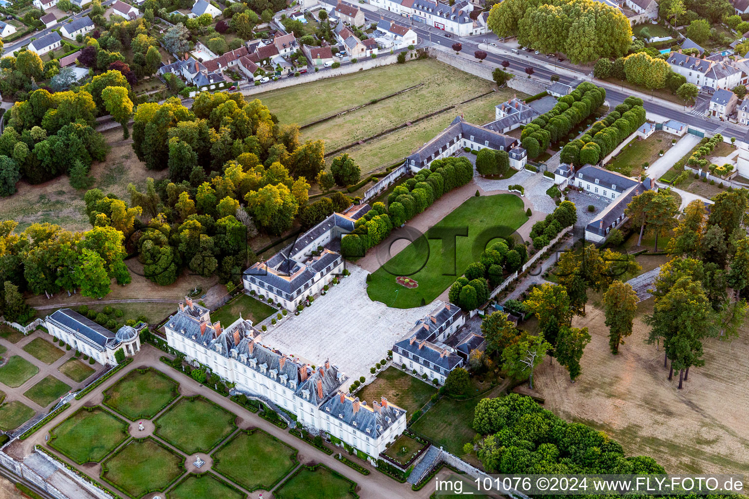 Schrägluftbild von Gebäudekomplex im Schloßpark von Schloß Château de Menars an der Loire in Menars in Centre-Val de Loire im Bundesland Loir-et-Cher, Frankreich