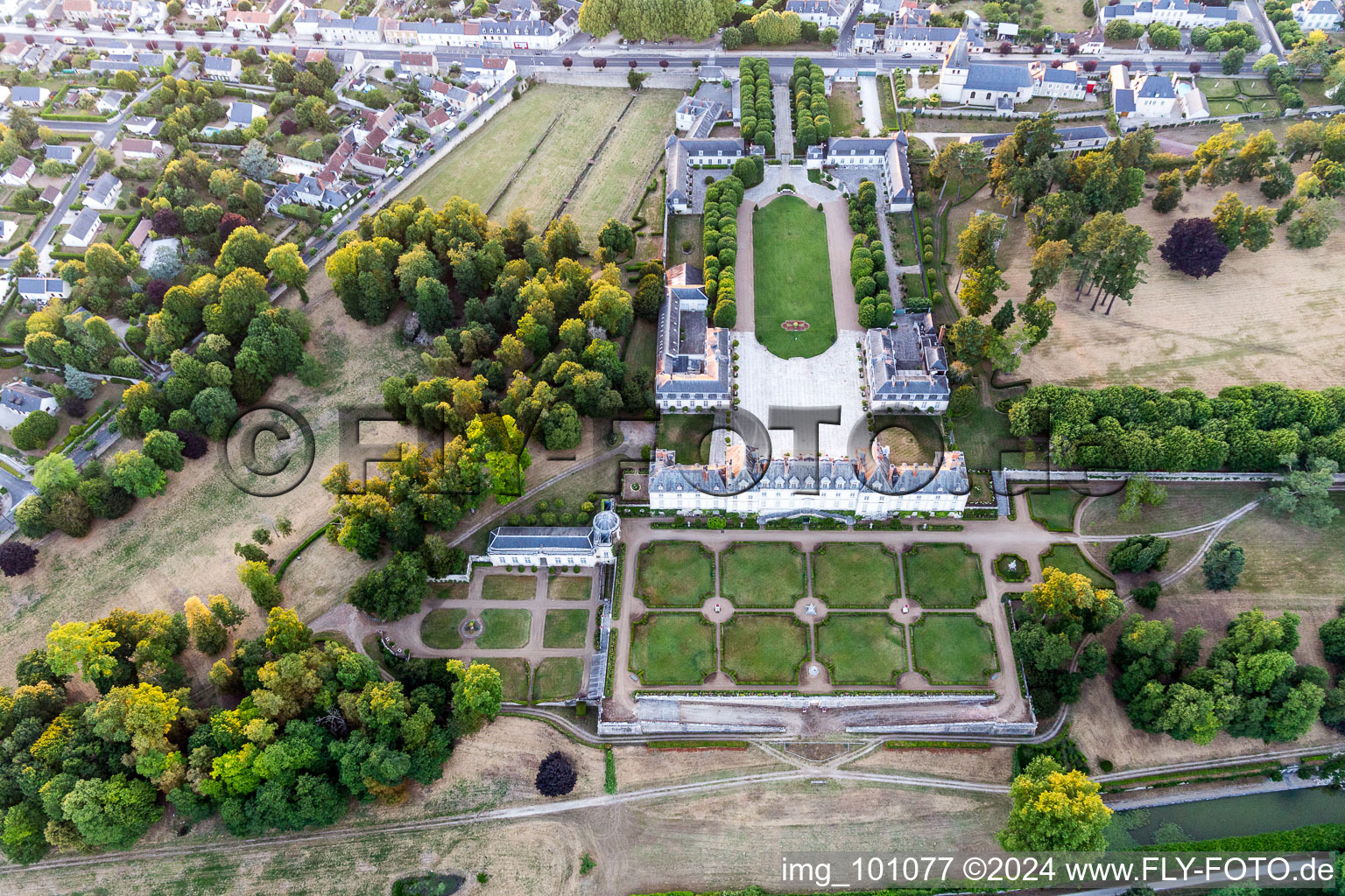 Gebäudekomplex im Schloßpark von Schloß Château de Menars an der Loire in Menars in Centre-Val de Loire im Bundesland Loir-et-Cher, Frankreich von oben