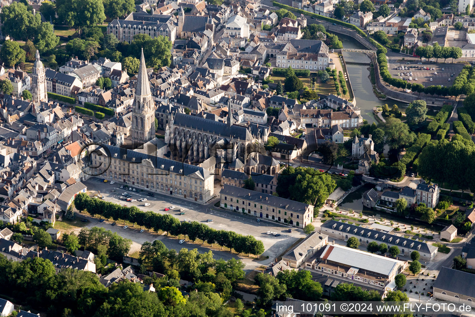 Luftbild von Gebäudekomplex des Klosters der Dreifaltigkeits-Abtei / Abbaye De La Trinité in Vendome in Centre-Val de Loire in Vendôme im Bundesland Loir-et-Cher, Frankreich