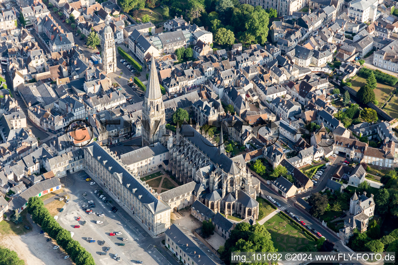 Luftaufnahme von Gebäudekomplex des Klosters der Dreifaltigkeits-Abtei / Abbaye De La Trinité in Vendome in Centre-Val de Loire in Vendôme im Bundesland Loir-et-Cher, Frankreich