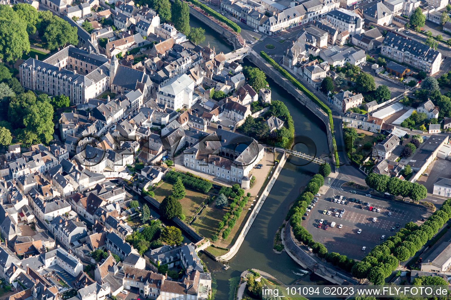 Vendôme im Bundesland Loir-et-Cher, Frankreich von oben gesehen