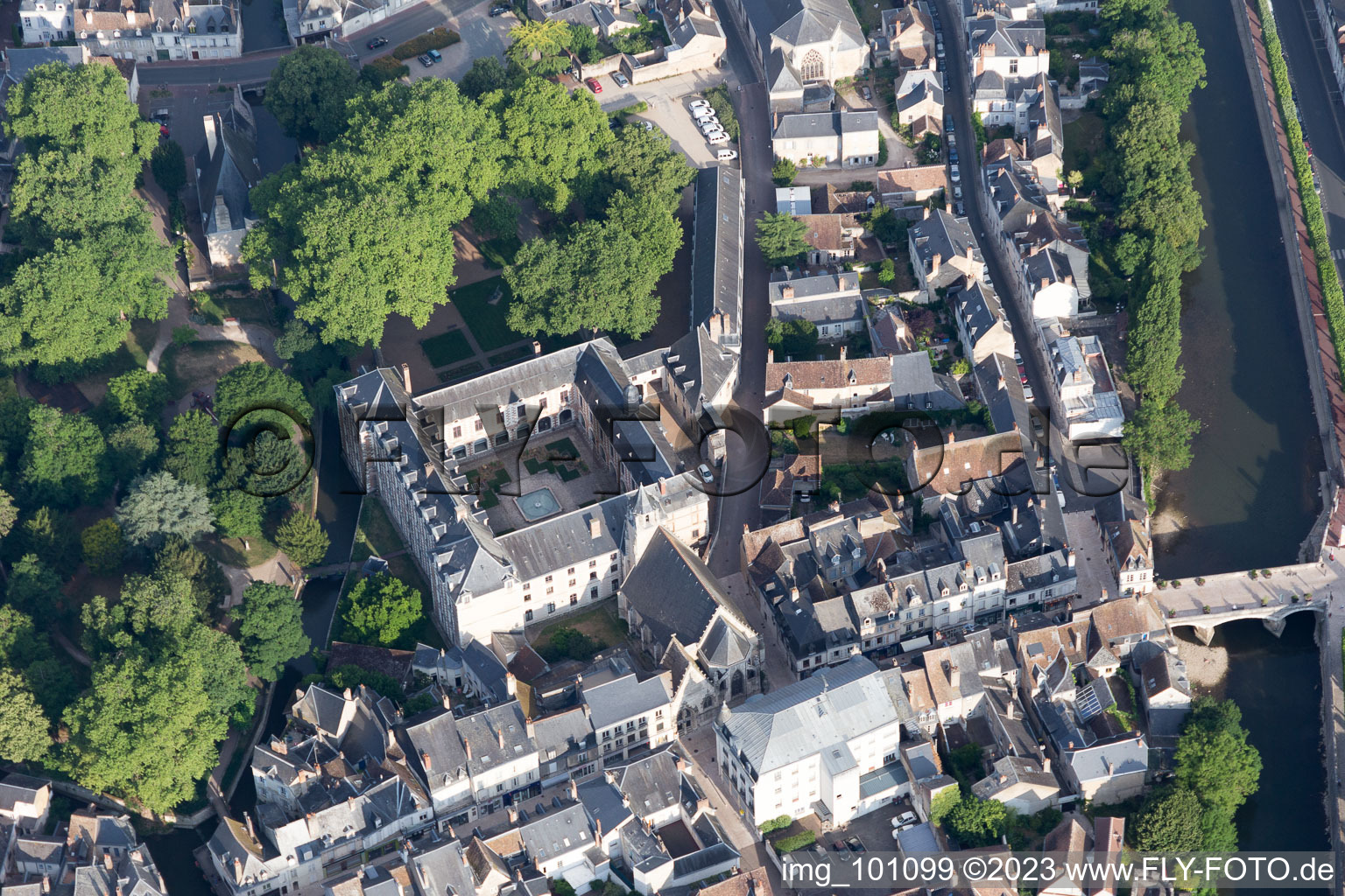 Drohnenbild von Vendôme im Bundesland Loir-et-Cher, Frankreich