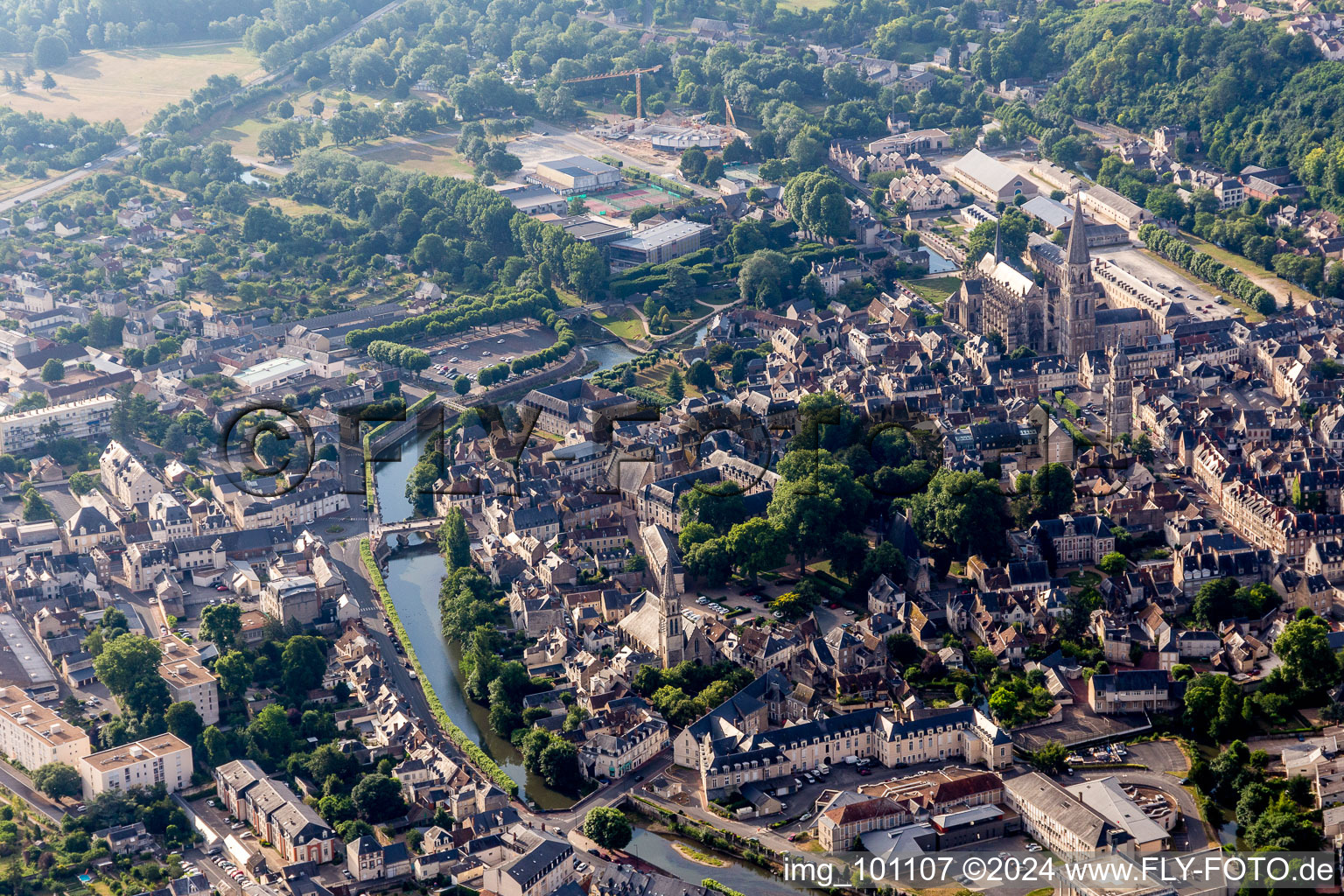 Luftbild von Stadtansicht am Ufer des Flußverlaufes des Loir in Vendôme in Centre-Val de Loire im Bundesland Loir-et-Cher, Frankreich