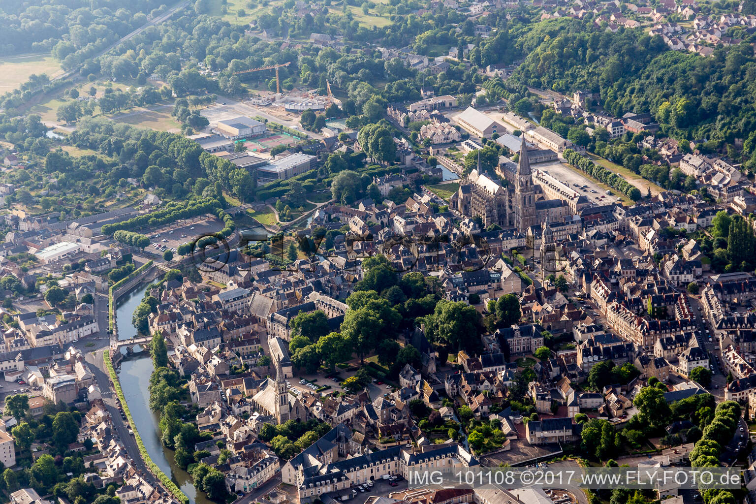 Luftaufnahme von Stadtansicht am Ufer des Flußverlaufes des Loir in Vendôme in Centre-Val de Loire im Bundesland Loir-et-Cher, Frankreich