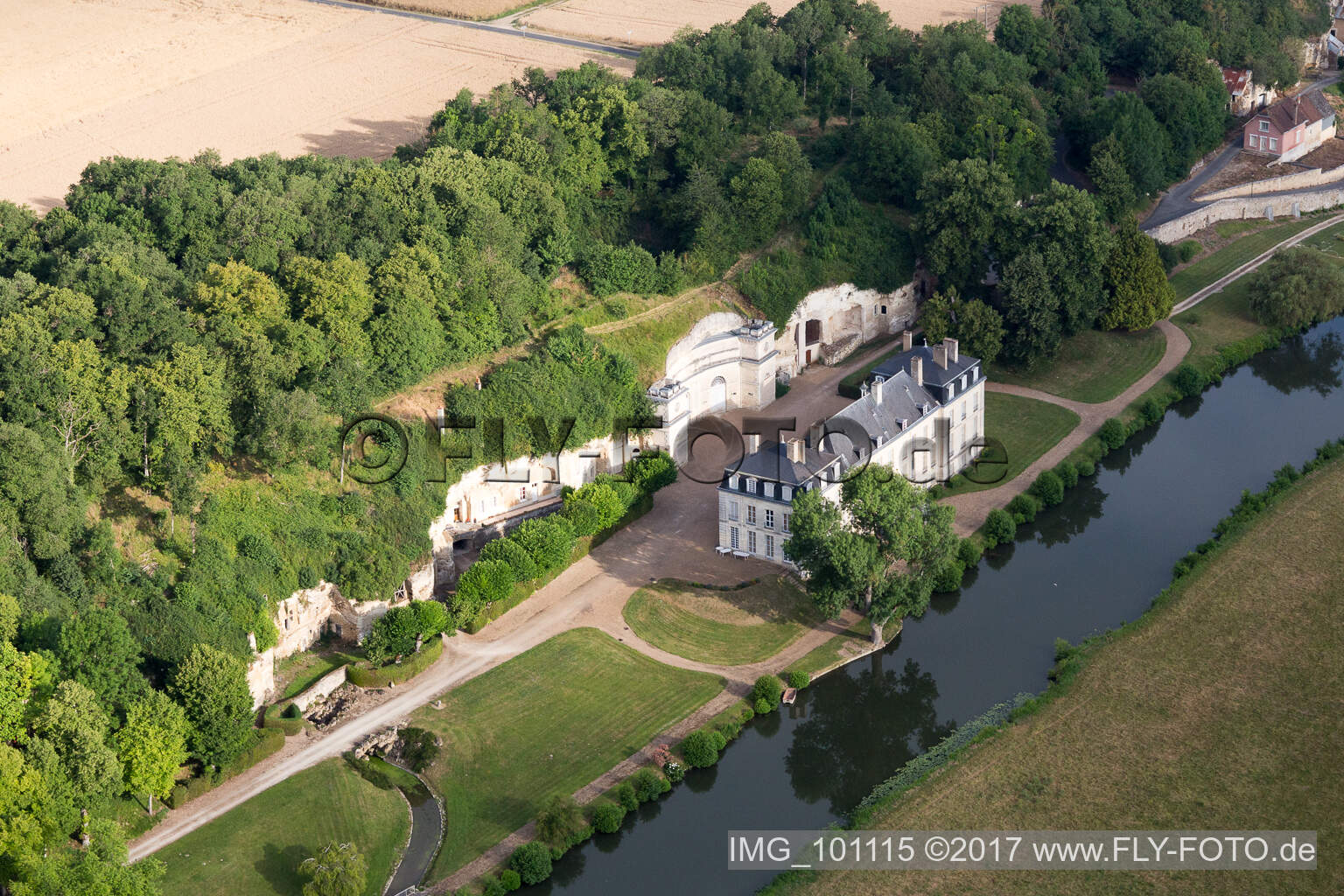 In den Tuff des Uferhangs des Loir gegrabene Keller vor dem Schloss Château de Rochambeau in Thoré-la-Rochette in Centre-Val de Loire im Bundesland Loir-et-Cher, Frankreich