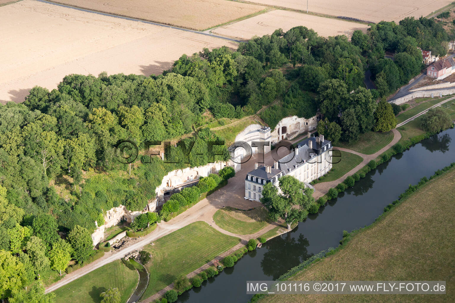 Luftbild von In den Tuff des Uferhangs des Loir gegrabene Keller vor dem Schloss Château de Rochambeau in Thoré-la-Rochette in Centre-Val de Loire im Bundesland Loir-et-Cher, Frankreich