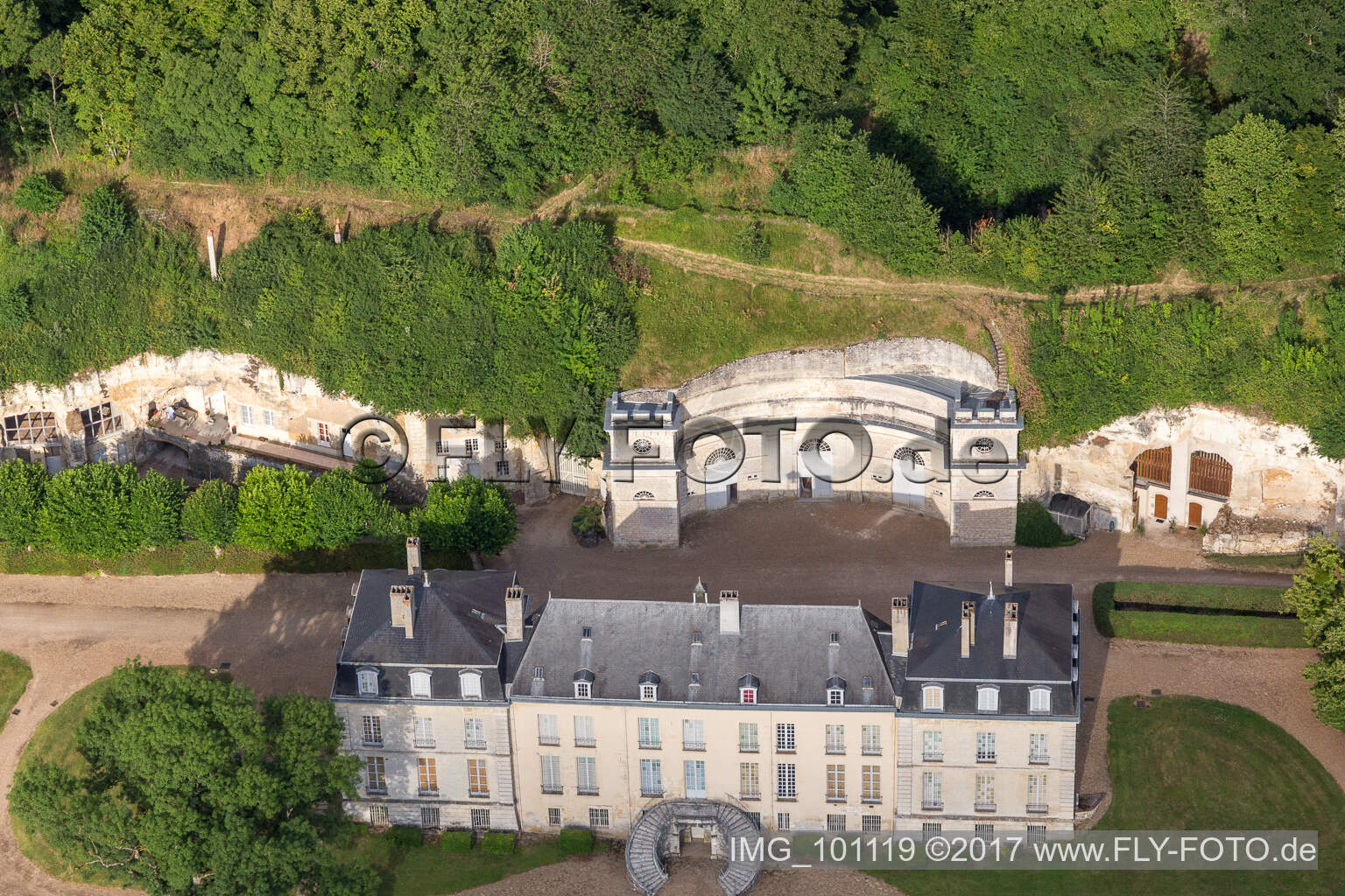 In den Tuff des Uferhangs des Loir gegrabene Keller vor dem Schloss Château de Rochambeau in Thoré-la-Rochette in Centre-Val de Loire im Bundesland Loir-et-Cher, Frankreich von oben