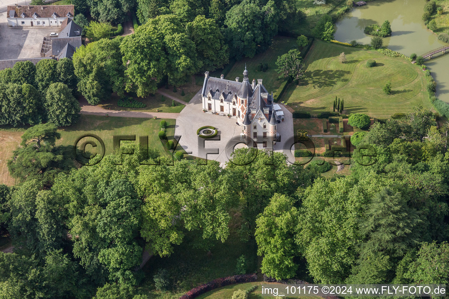 Luftbild von Gebäudeund Schloßpark vom Schloß in Saint-Cyr-du-Gault in Centre-Val de Loire im Bundesland Loir-et-Cher, Frankreich