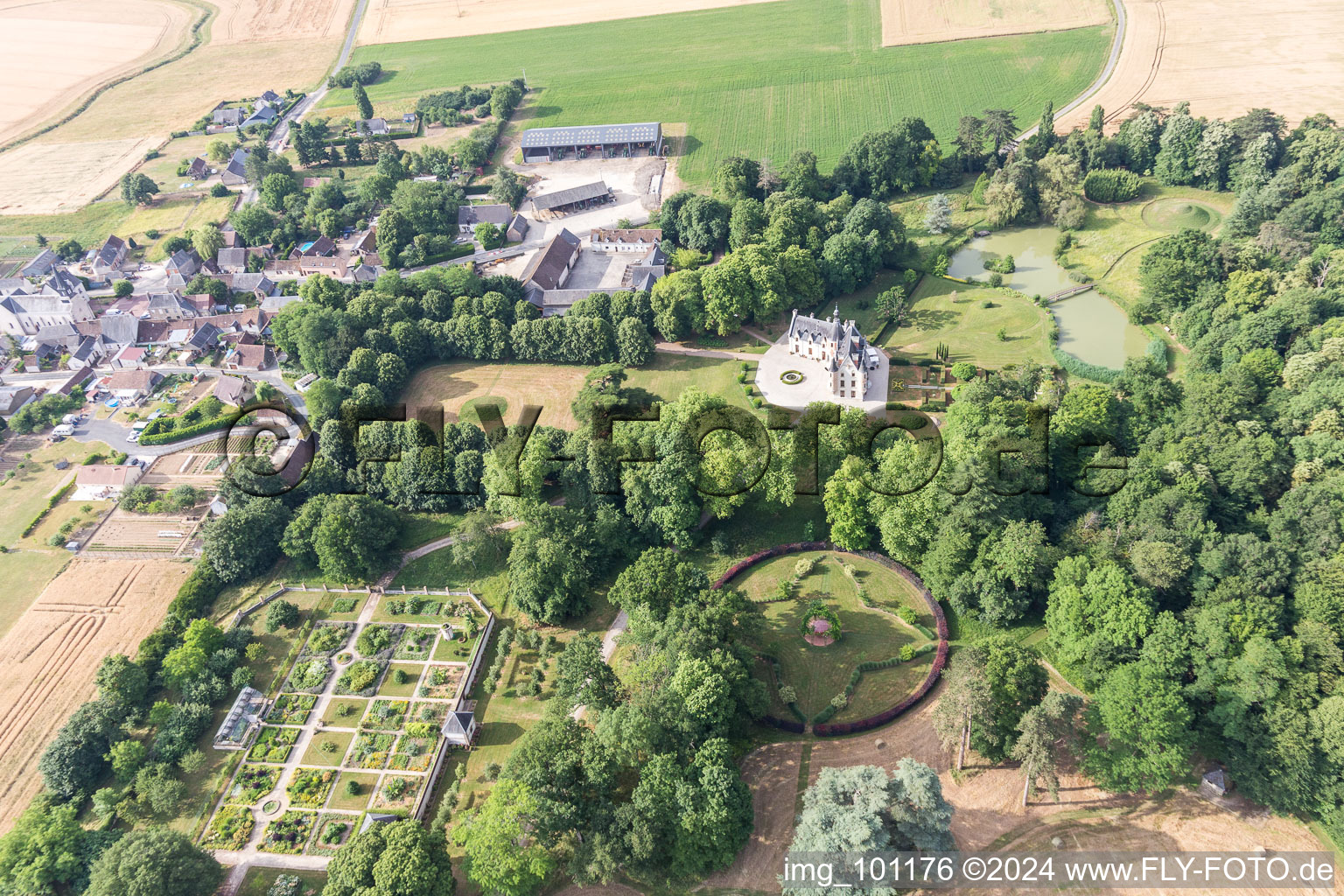Luftaufnahme von Gebäudeund Schloßpark vom Schloß in Saint-Cyr-du-Gault in Centre-Val de Loire im Bundesland Loir-et-Cher, Frankreich