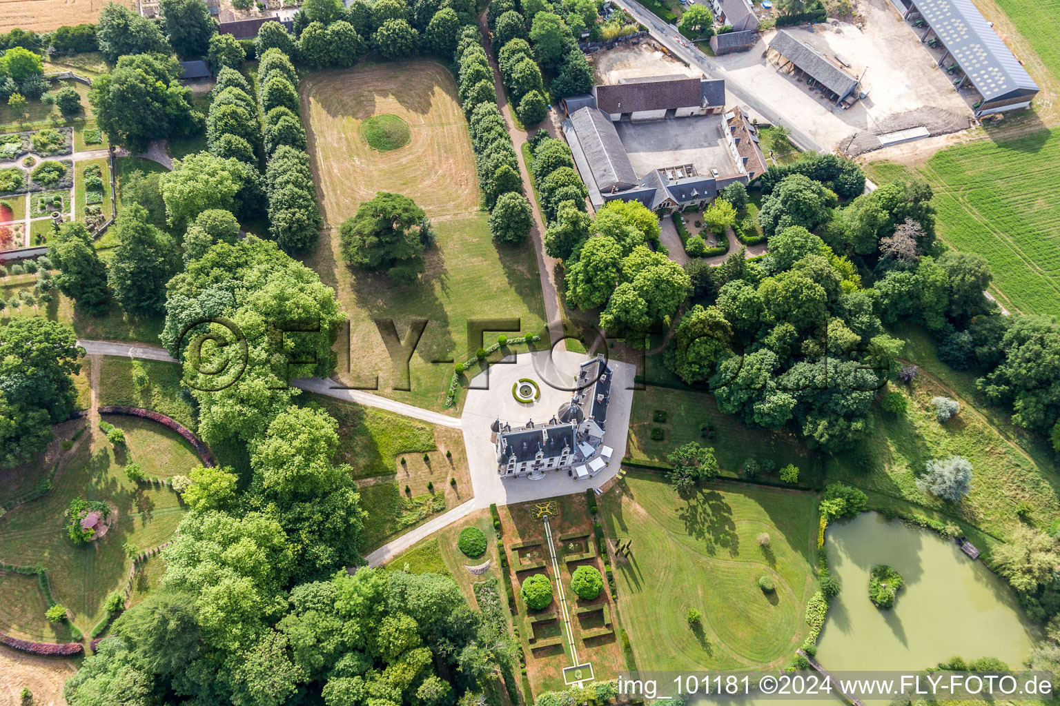 Luftbild von Gebäudekomplex im Schloßpark von Schloß Saint-Cyr-du-Gault in Saint-Cyr-du-Gault in Centre-Val de Loire im Bundesland Loir-et-Cher, Frankreich