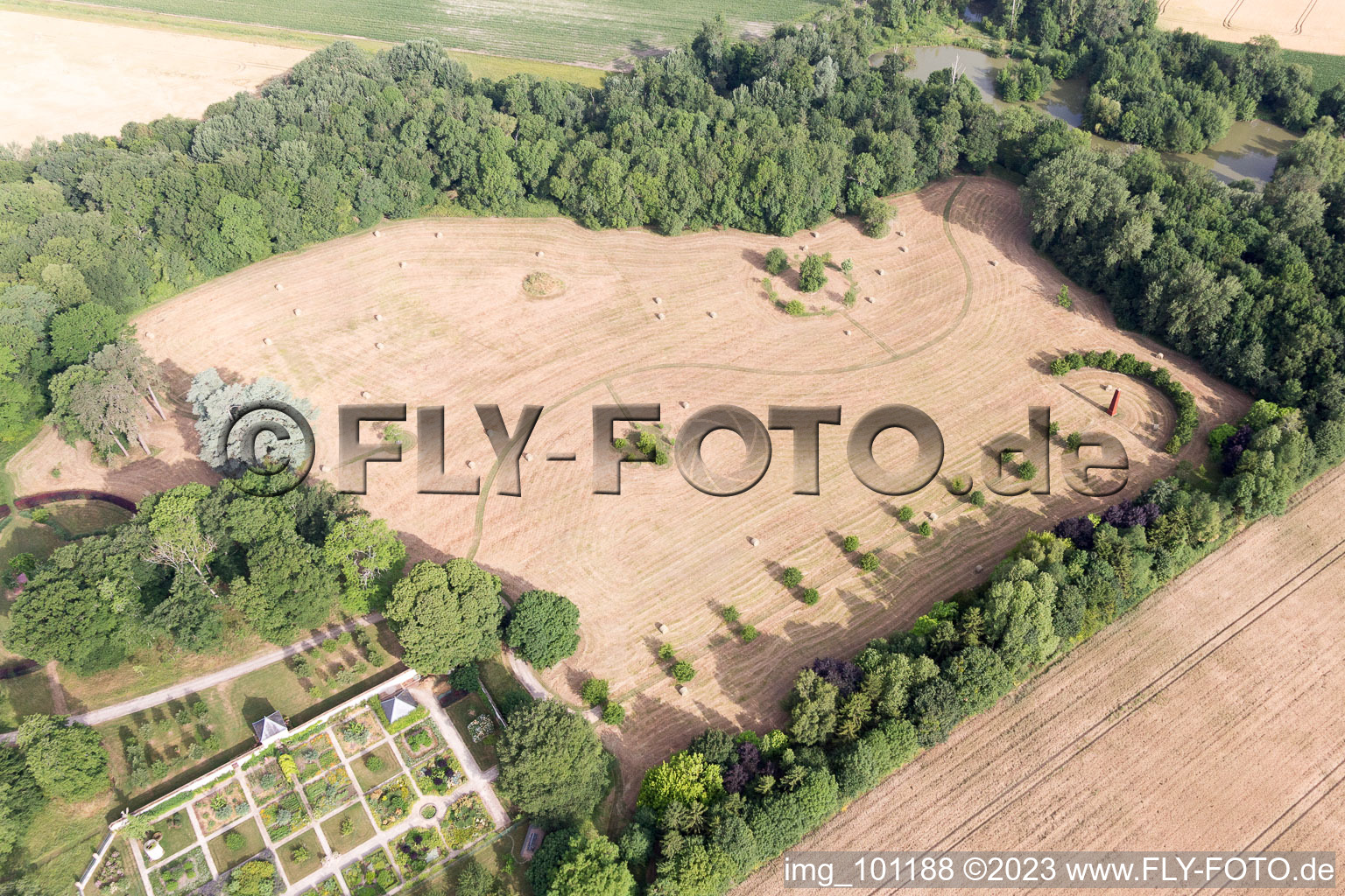 Drohnenaufname von Saint-Cyr-du-Gault im Bundesland Loir-et-Cher, Frankreich