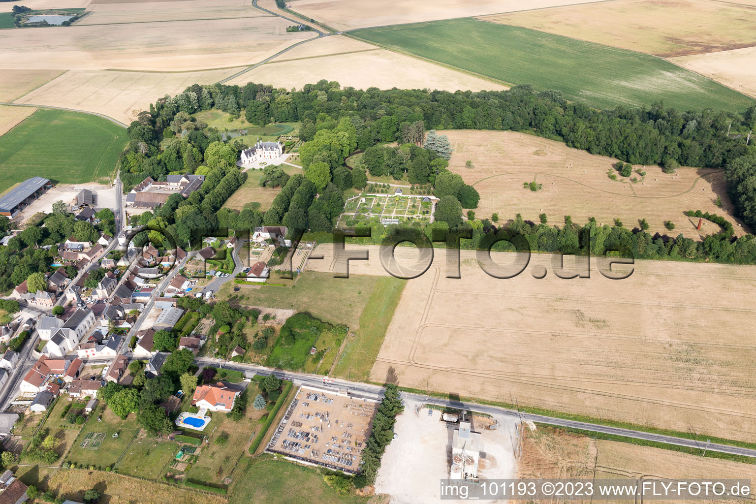 Saint-Cyr-du-Gault im Bundesland Loir-et-Cher, Frankreich von einer Drohne aus