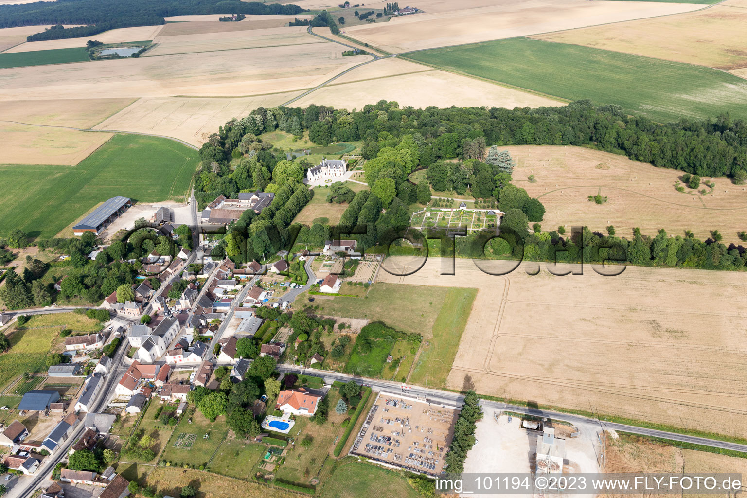 Saint-Cyr-du-Gault im Bundesland Loir-et-Cher, Frankreich von der Drohne aus gesehen