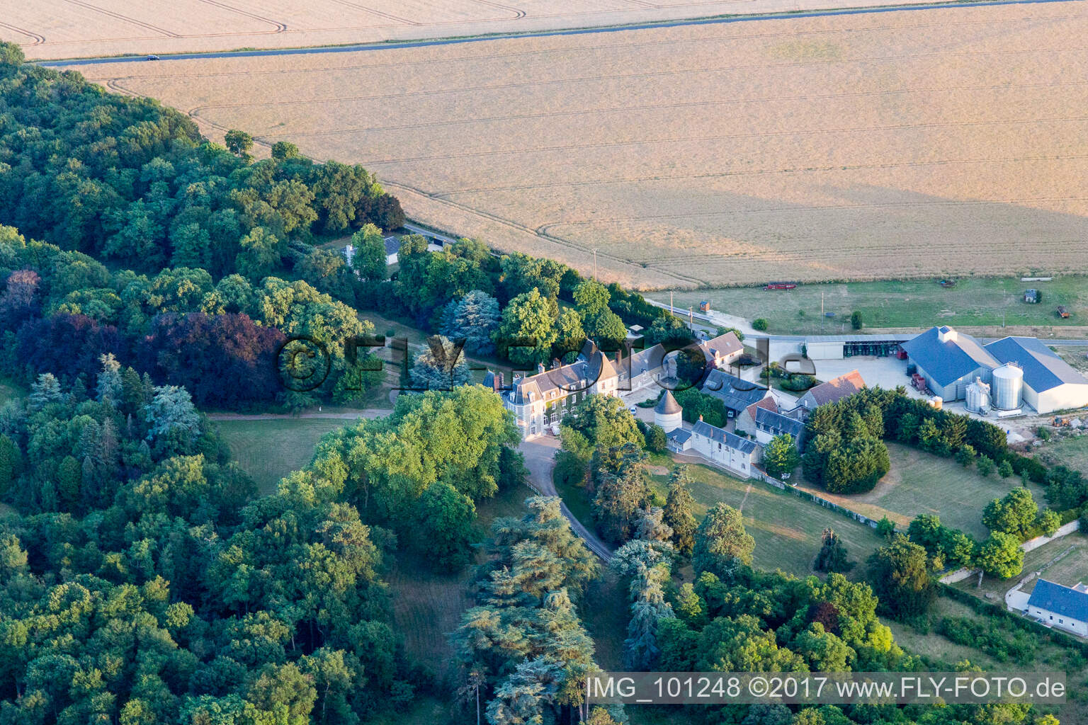 Landes-le-Gaulois im Bundesland Loir-et-Cher, Frankreich von einer Drohne aus