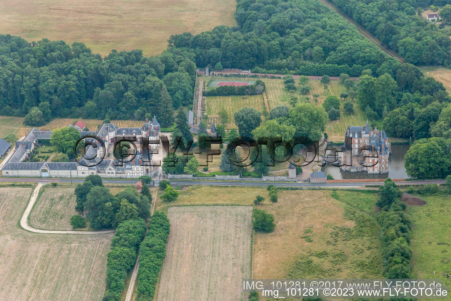 Luftaufnahme von Gebäude und Schloßpark- Anlagen des Wasserschloß Château de Combreux in Combreux in Centre-Val de Loire im Bundesland Loiret, Frankreich
