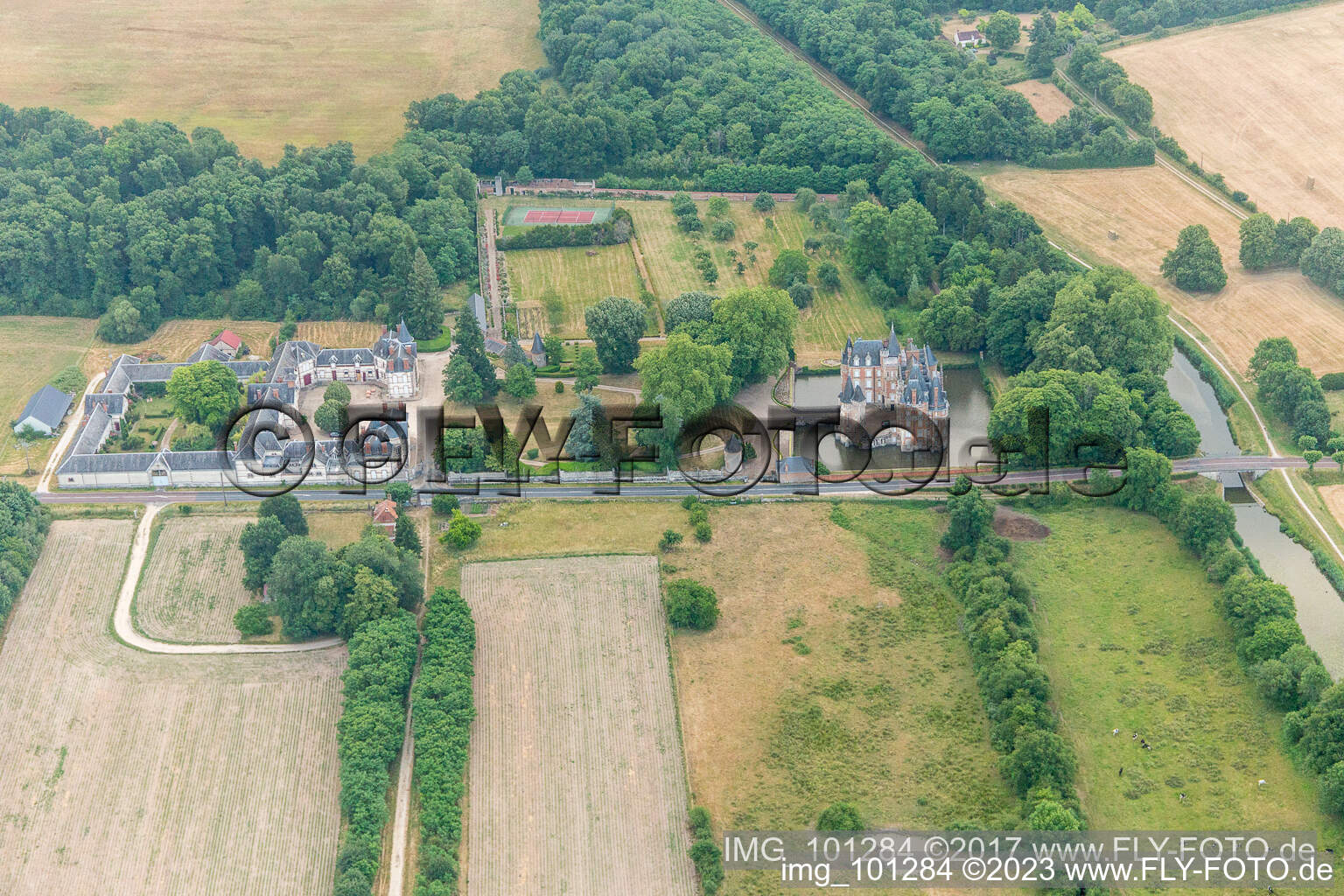 Gebäude und Schloßpark- Anlagen des Wasserschloß Château de Combreux in Combreux in Centre-Val de Loire im Bundesland Loiret, Frankreich aus der Luft