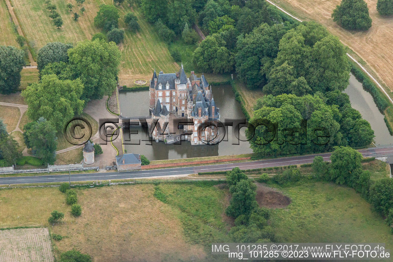 Gebäude und Schloßpark- Anlagen des Wasserschloß Château de Combreux in Combreux in Centre-Val de Loire im Bundesland Loiret, Frankreich von oben gesehen