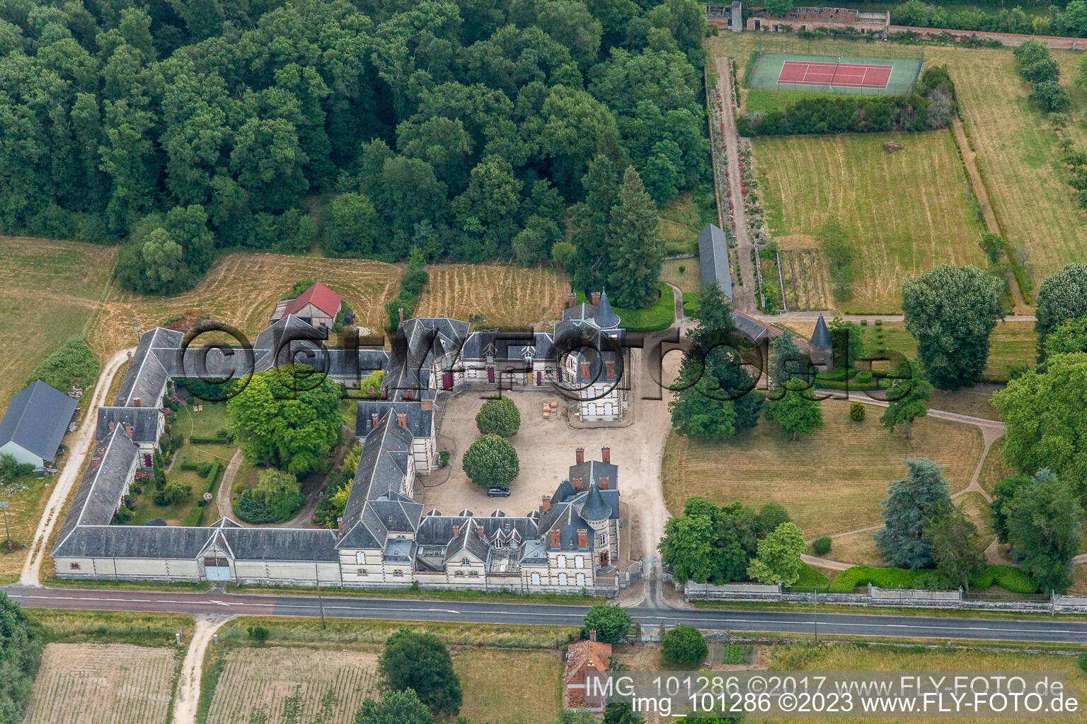 Gebäude und Schloßpark- Anlagen des Wasserschloß Château de Combreux in Combreux in Centre-Val de Loire im Bundesland Loiret, Frankreich vom Flugzeug aus