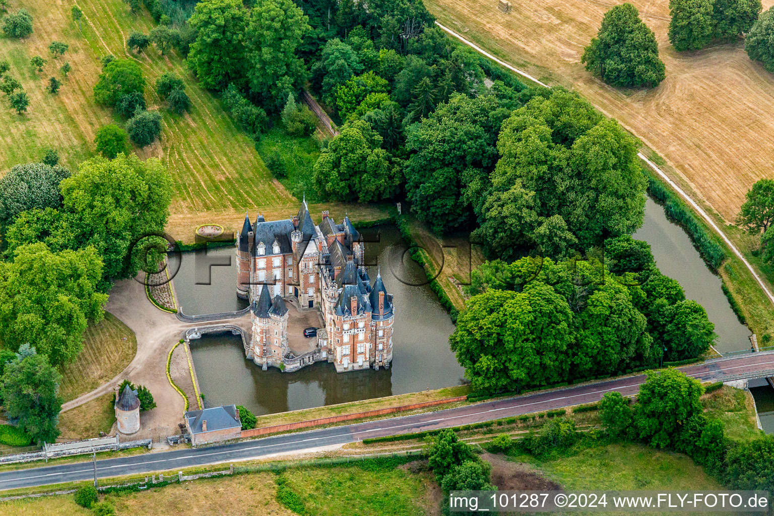 Gebäude und Schloßpark- Anlagen des Wasserschloß Château de Combreux in Combreux in Centre-Val de Loire im Bundesland Loiret, Frankreich aus der Vogelperspektive