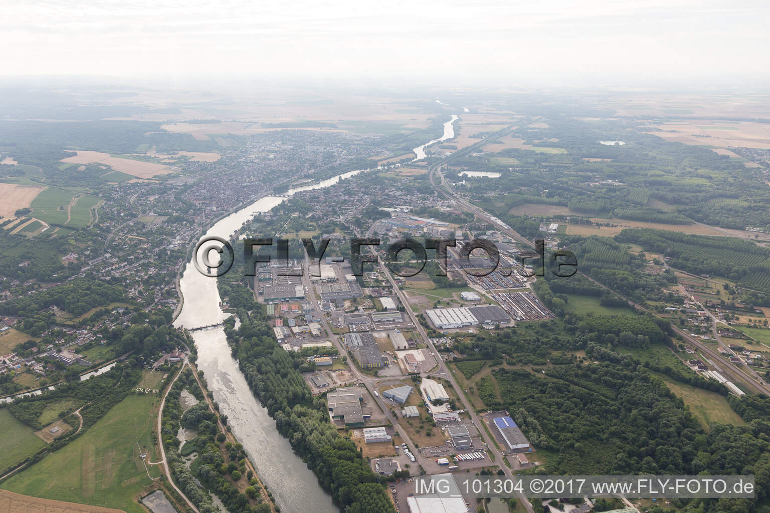 Luftaufnahme von Joigny im Bundesland Yonne, Frankreich