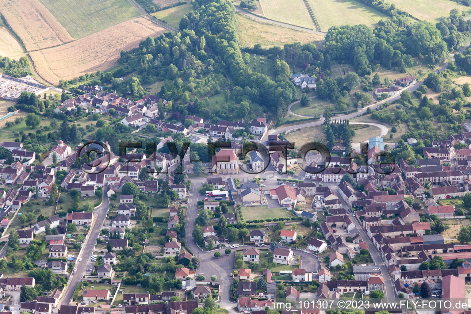 Luftbild von Bussy-en-Othe im Bundesland Yonne, Frankreich