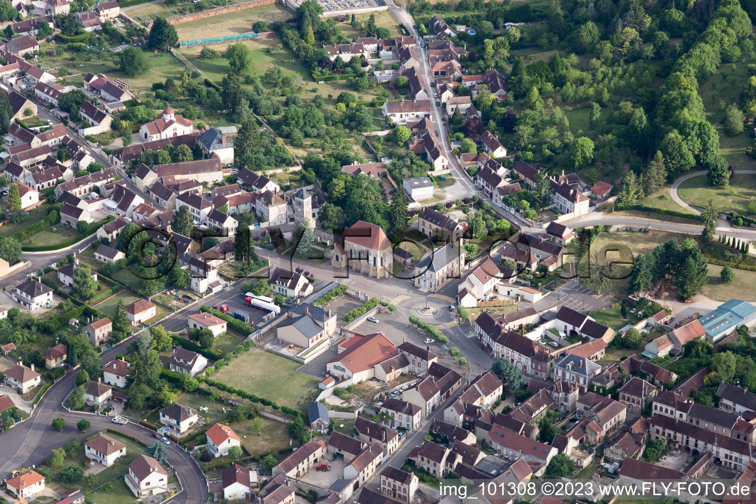 Luftaufnahme von Bussy-en-Othe im Bundesland Yonne, Frankreich