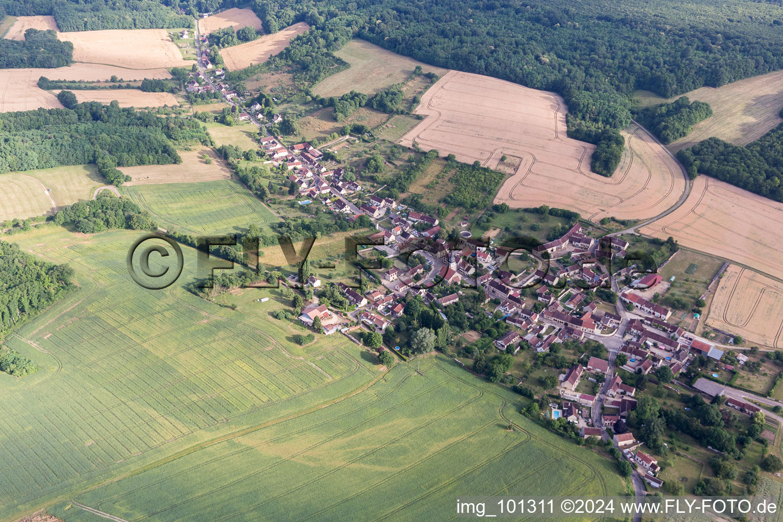 Dorf - Ansicht am Rande von landwirtschaftlichen Feldern und Nutzflächen in Bellechaume in Bourgogne Franche-Comte im Bundesland Yonne, Frankreich