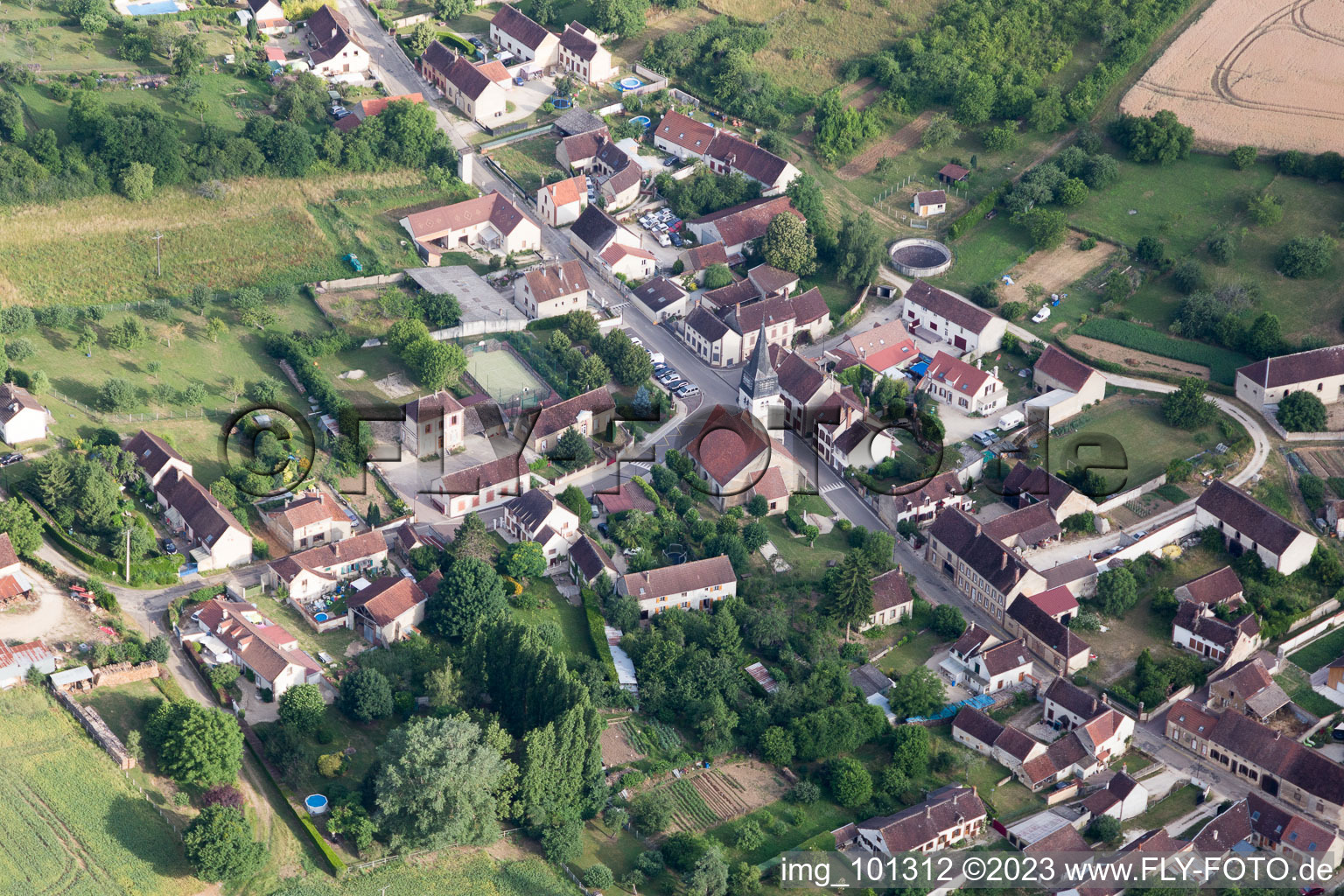 Luftaufnahme von Paroy-en-Othe im Bundesland Yonne, Frankreich