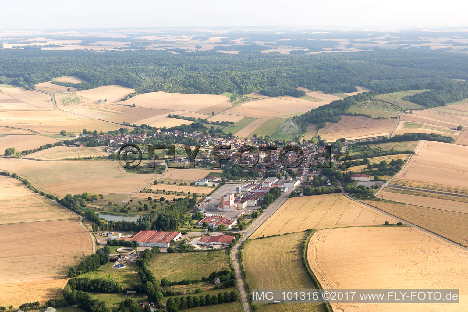 Luftbild von Chailley im Bundesland Yonne, Frankreich