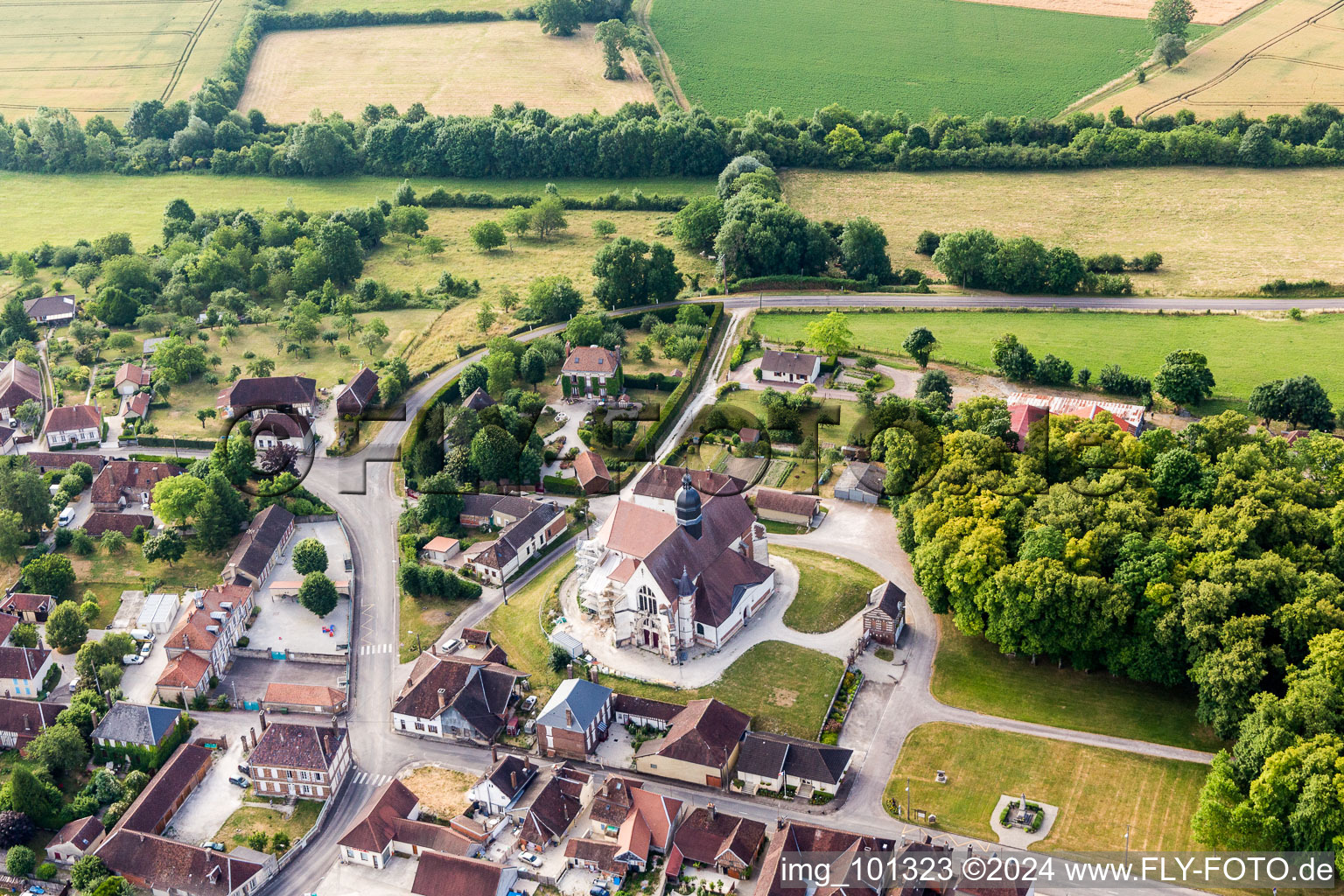 Kirchengebäude im Dorfkern in Saint-Phal in Grand Est im Bundesland Aube, Frankreich