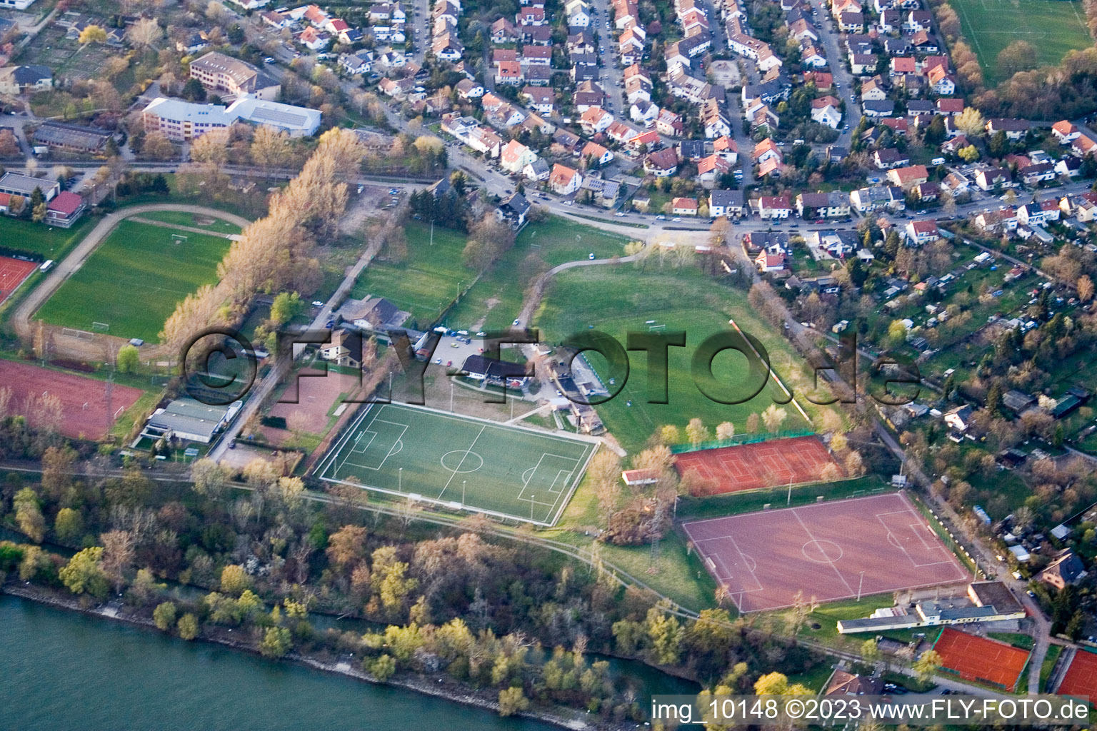 Luftbild von Sportanlagen VfL Kurpfalz im Ortsteil Neckarau in Mannheim im Bundesland Baden-Württemberg, Deutschland