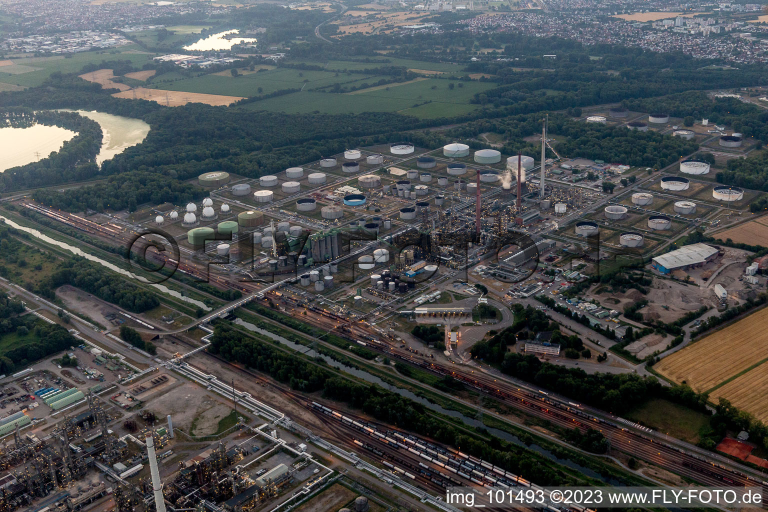 Luftaufnahme von Knielingen, Ölraffinerie MIRO in Karlsruhe im Bundesland Baden-Württemberg, Deutschland