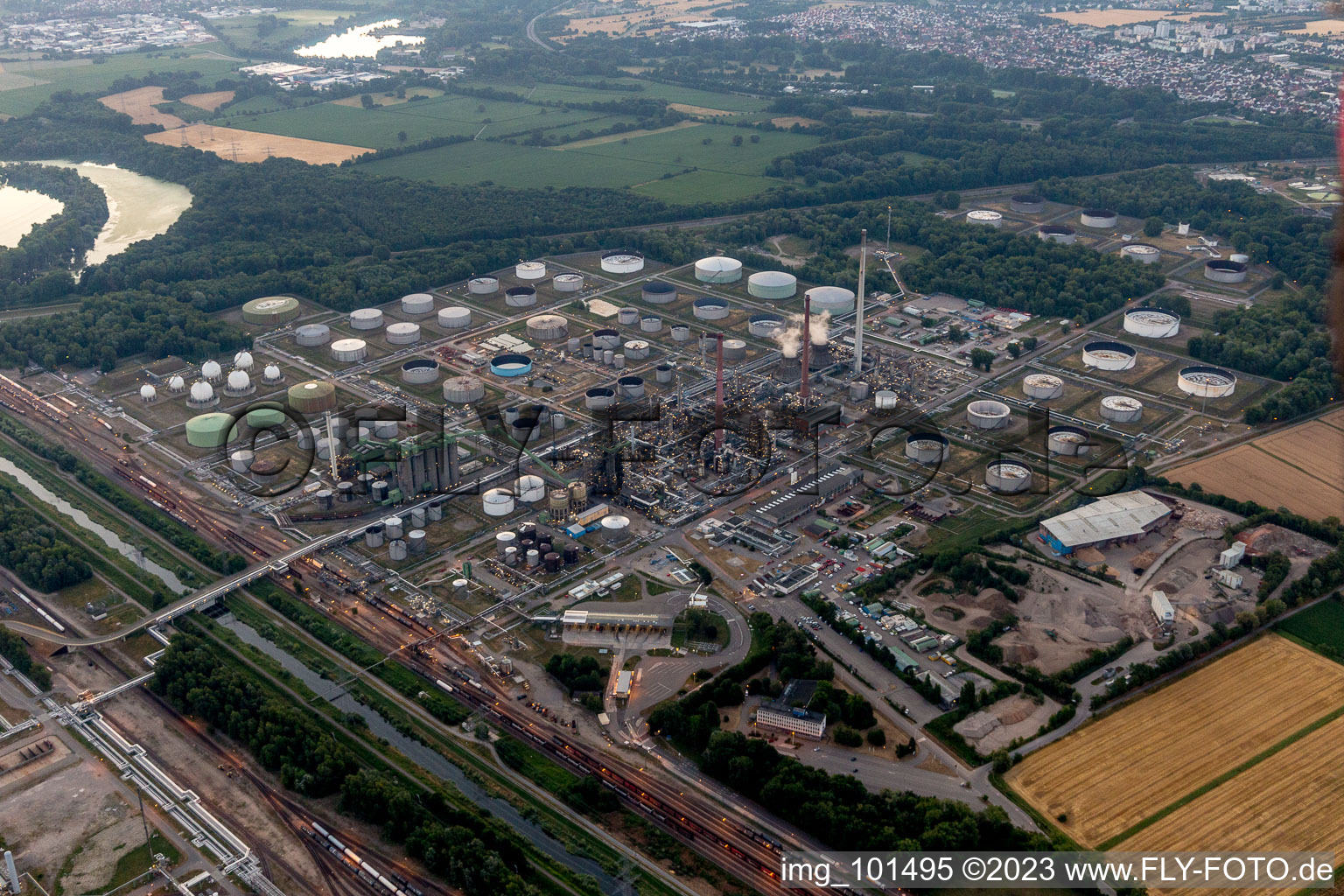 Schrägluftbild von Knielingen, Ölraffinerie MIRO in Karlsruhe im Bundesland Baden-Württemberg, Deutschland