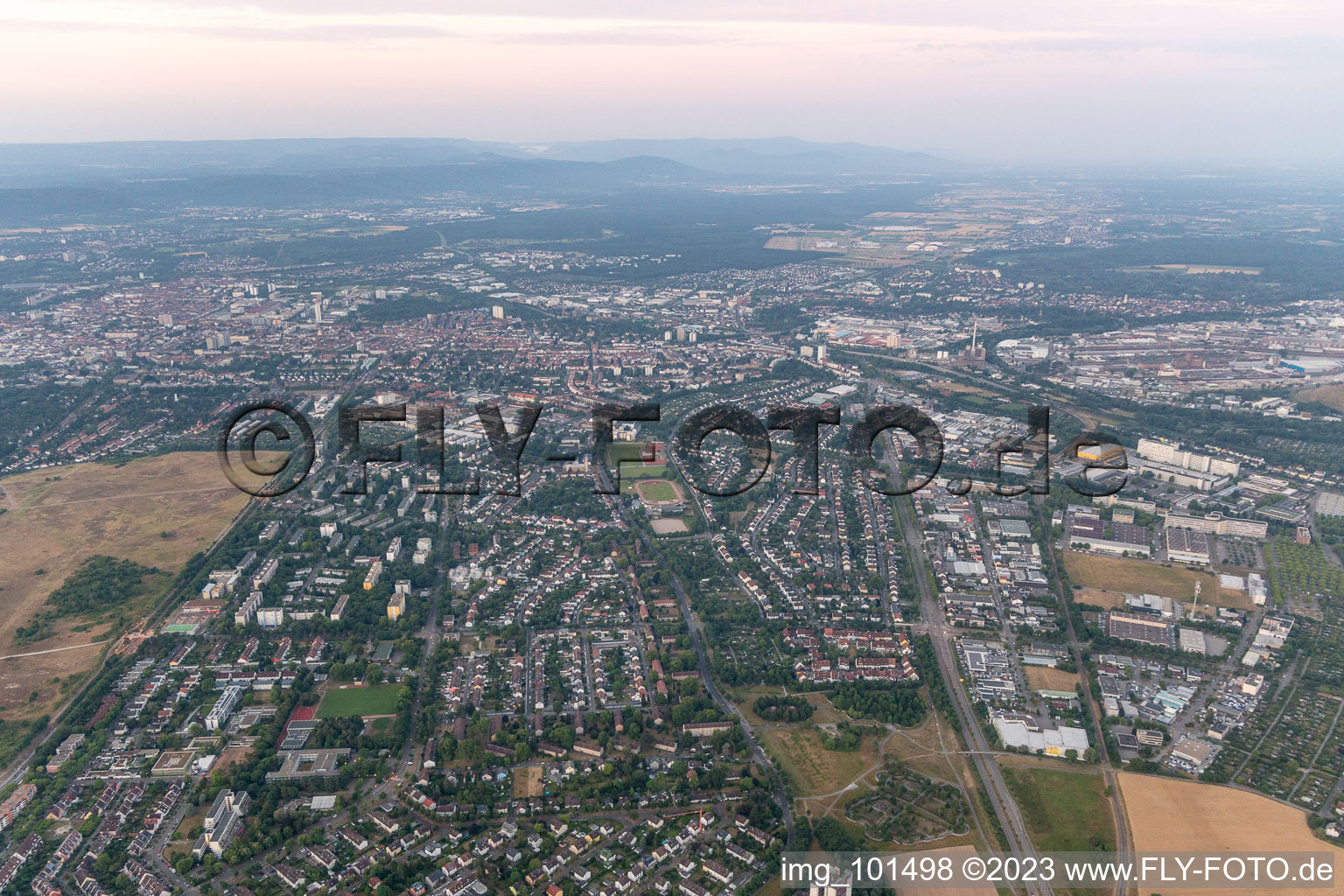 Ortsteil Neureut in Karlsruhe im Bundesland Baden-Württemberg, Deutschland aus der Luft