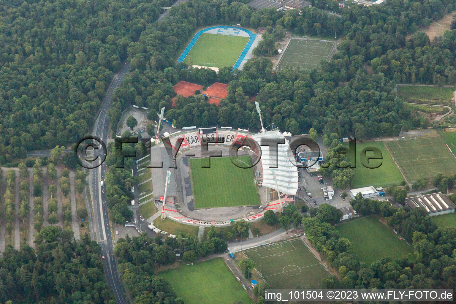 Schrägluftbild von Karlsruhe Stadion im Ortsteil Innenstadt-Ost im Bundesland Baden-Württemberg, Deutschland