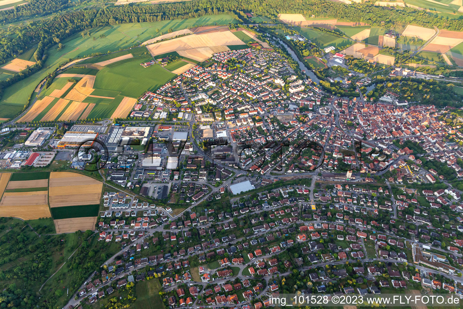 Ortsansicht der Straßen und Häuser der Wohngebiete in Vaihingen an der Enz im Bundesland Baden-Württemberg, Deutschland