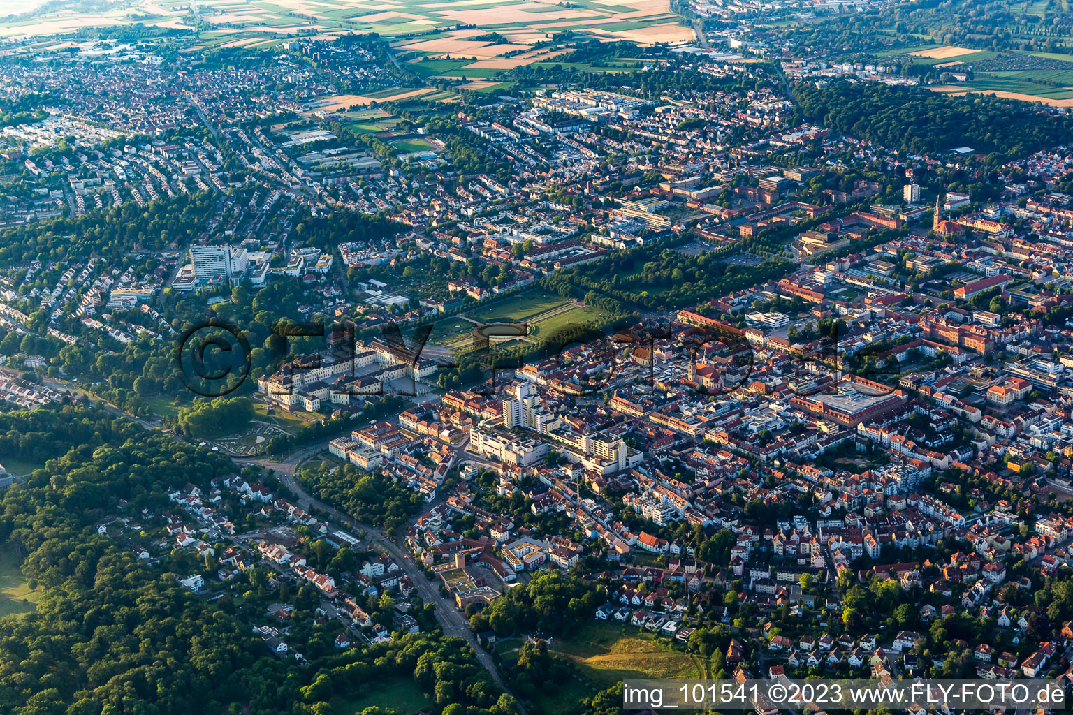 Luftbild von Gebäudekomplex im Schloßpark blühendes Barock von Schloß Residenzschloss Ludwigsburg und Favoritepark in Ludwigsburg im Bundesland Baden-Württemberg, Deutschland