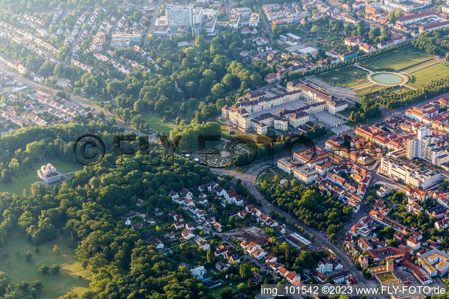 Luftaufnahme von Gebäudekomplex im Schloßpark blühendes Barock von Schloß Residenzschloss Ludwigsburg und Favoritepark in Ludwigsburg im Bundesland Baden-Württemberg, Deutschland