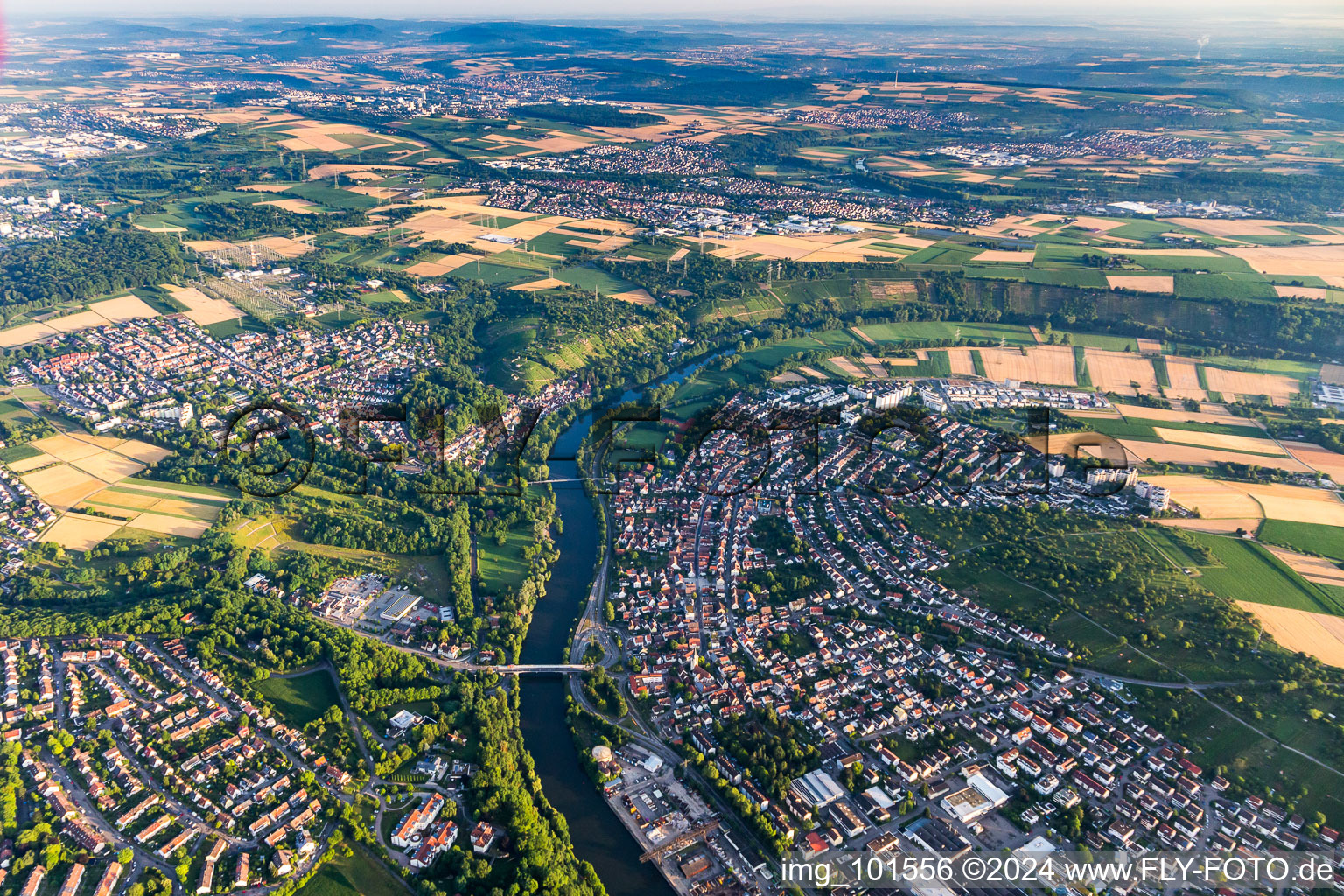Kurvenförmige Schleife der Uferbereiche am Neckar Flußverlauf im Ortsteil Neckarweihingen in Ludwigsburg im Bundesland Baden-Württemberg, Deutschland
