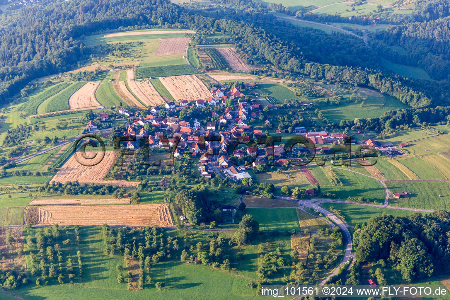 Dorf - Ansicht am Rande von landwirtschaftlichen Feldern und Nutzflächen im Ortsteil Krehwinkel in Rudersberg im Bundesland Baden-Württemberg, Deutschland