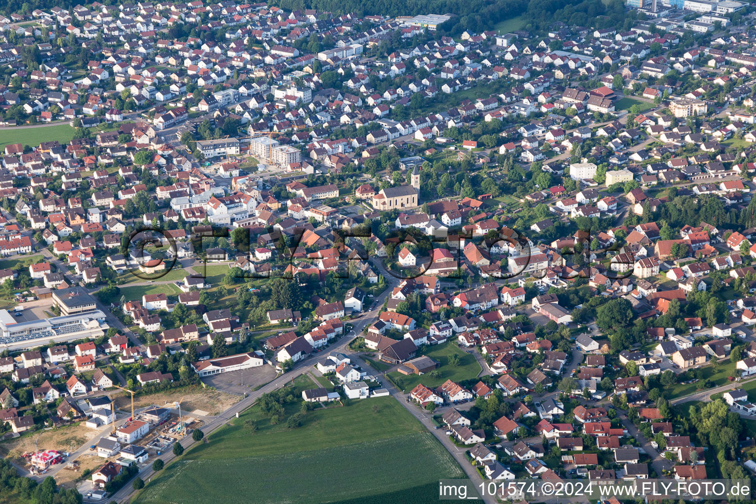 Luftbild von Ortsansicht der Straßen und Häuser der Wohngebiete in Mutlangen im Bundesland Baden-Württemberg, Deutschland