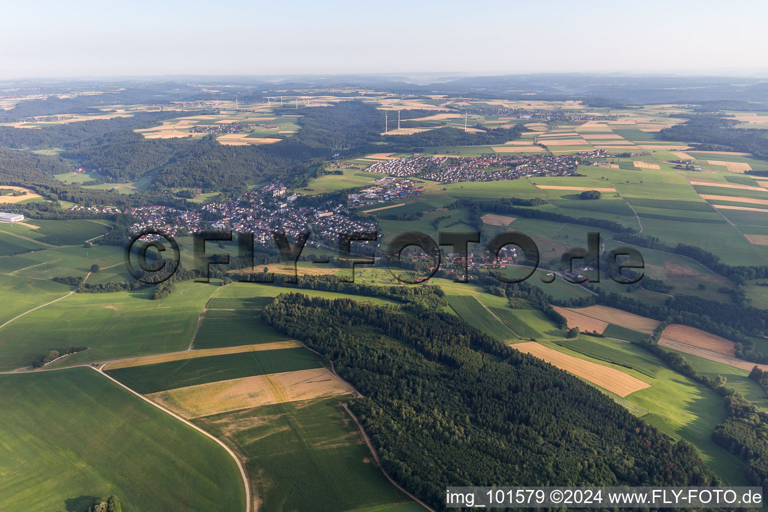 Dorf - Ansicht am Rande von landwirtschaftlichen Feldern und Nutzflächen in Leinzell im Bundesland Baden-Württemberg, Deutschland