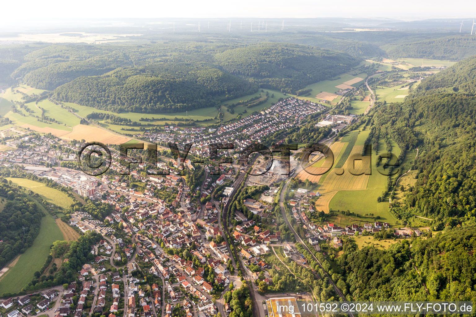Luftbild von Dorf - Ansicht am Rande von landwirtschaftlichen Feldern und Nutzflächen im Ortsteil Unterkochen in Aalen im Bundesland Baden-Württemberg, Deutschland
