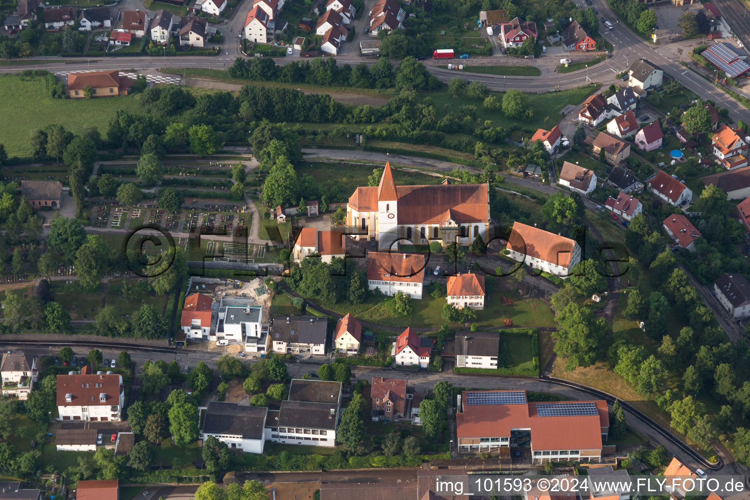 Kirchengebäude St. Maria im Dorfkern im Ortsteil Unterkochen in Aalen im Bundesland Baden-Württemberg, Deutschland