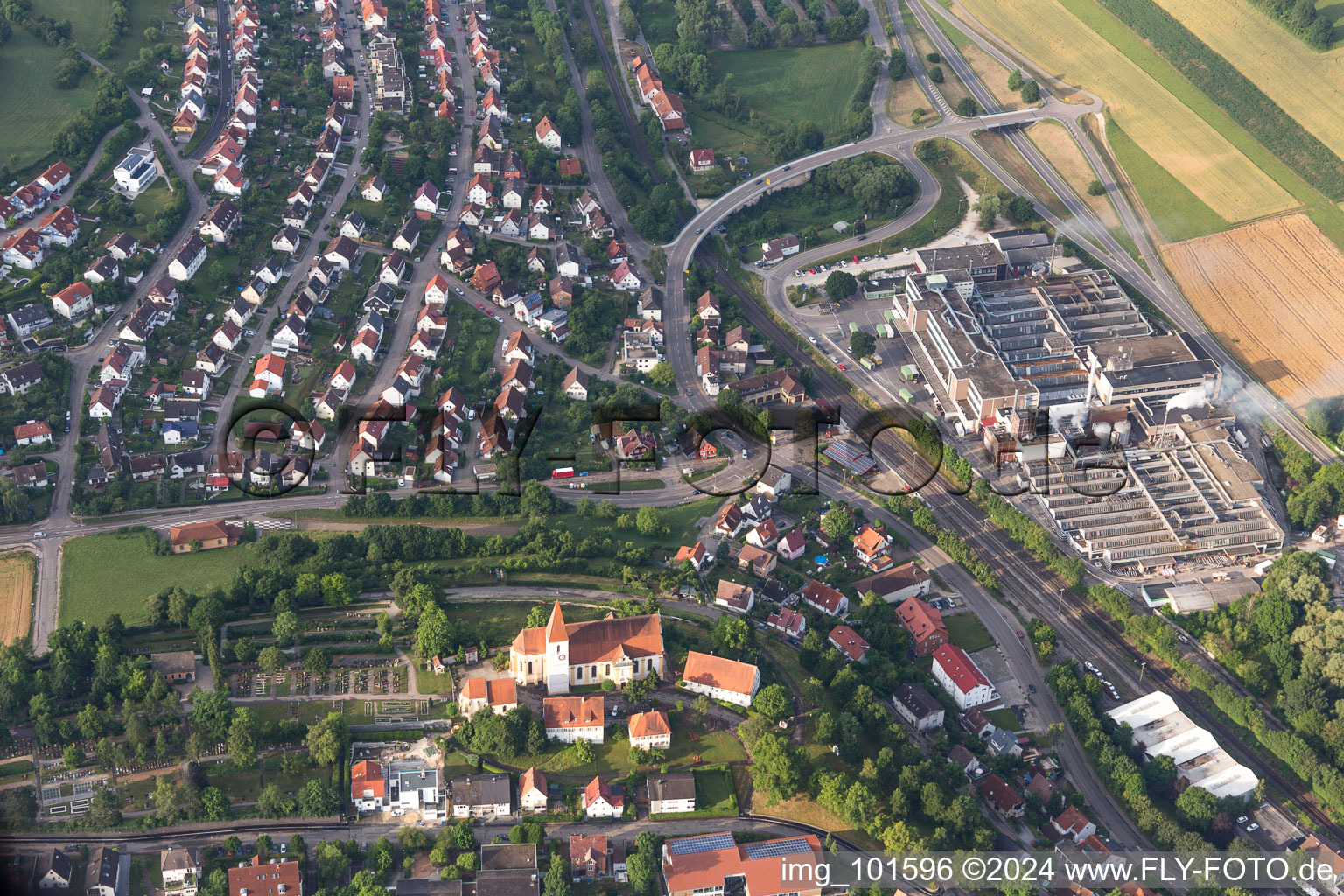 Luftbild von Kirchengebäude St. Maria im Dorfkern im Ortsteil Unterkochen in Aalen im Bundesland Baden-Württemberg, Deutschland