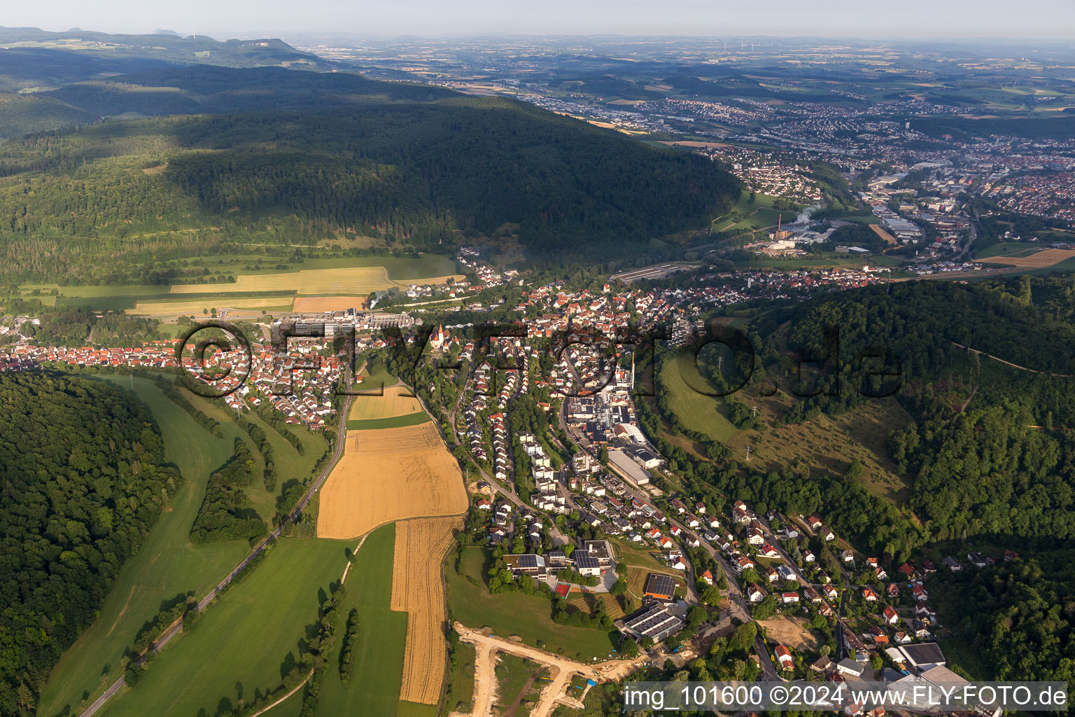 Luftaufnahme von Dorf - Ansicht am Rande von landwirtschaftlichen Feldern und Nutzflächen im Ortsteil Unterkochen in Aalen im Bundesland Baden-Württemberg, Deutschland