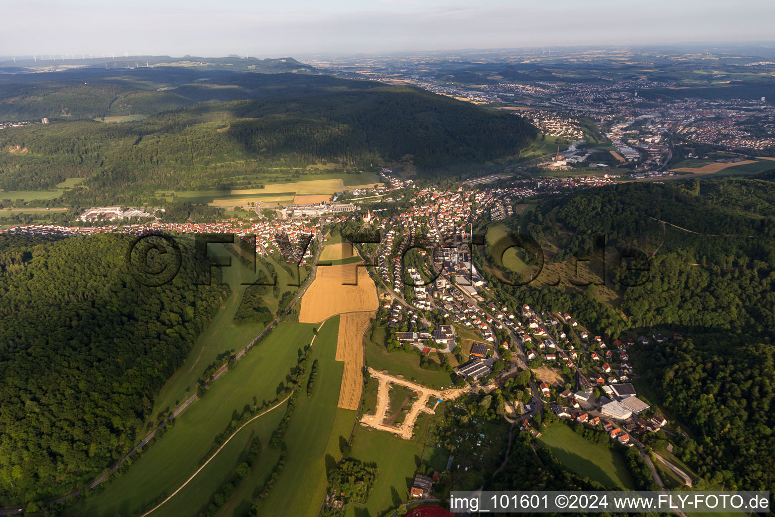 Schrägluftbild von Dorf - Ansicht am Rande von landwirtschaftlichen Feldern und Nutzflächen im Ortsteil Unterkochen in Aalen im Bundesland Baden-Württemberg, Deutschland