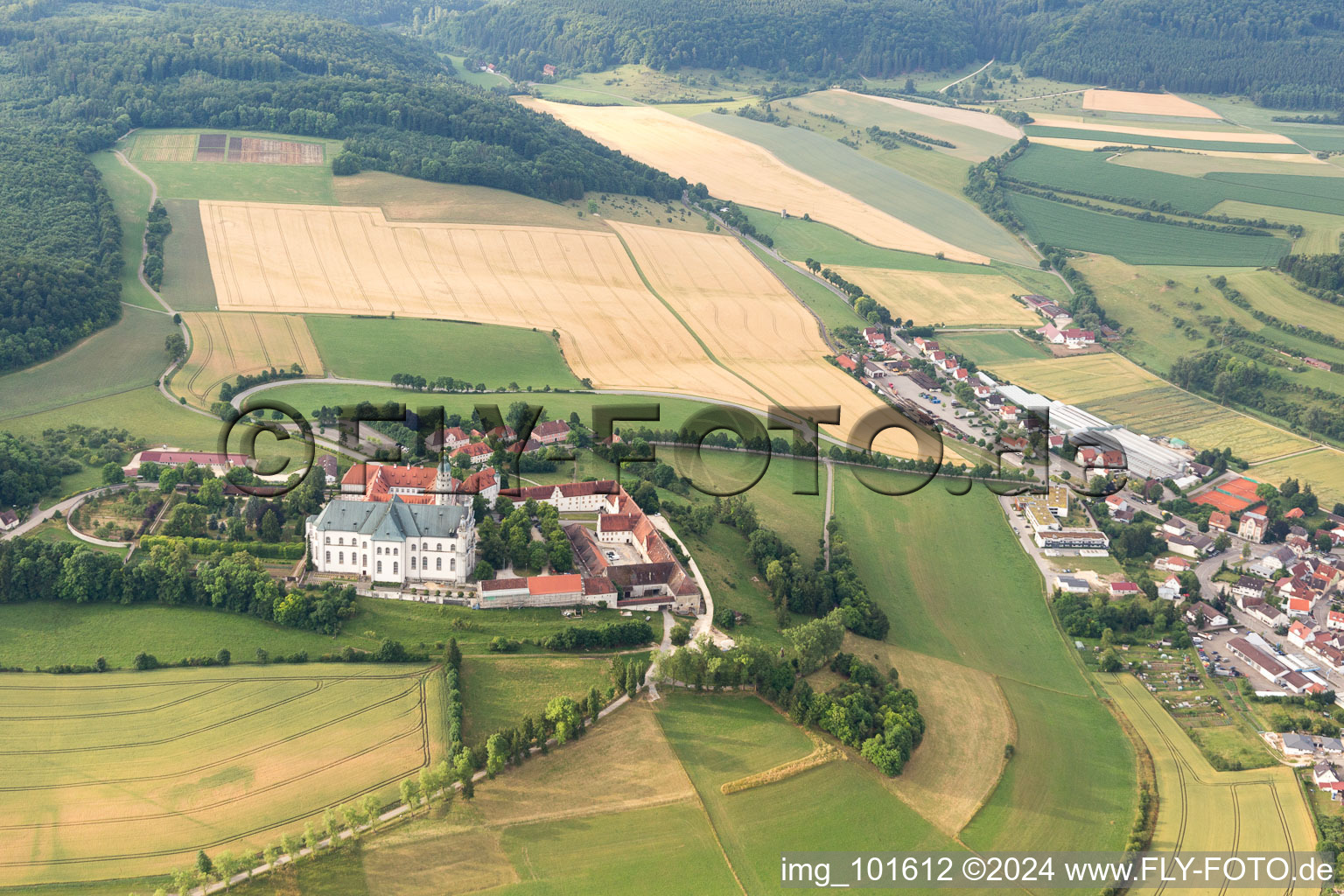 Luftbild von Gebäudekomplex des Klosters und Museums Neresheim in Neresheim im Bundesland Baden-Württemberg, Deutschland